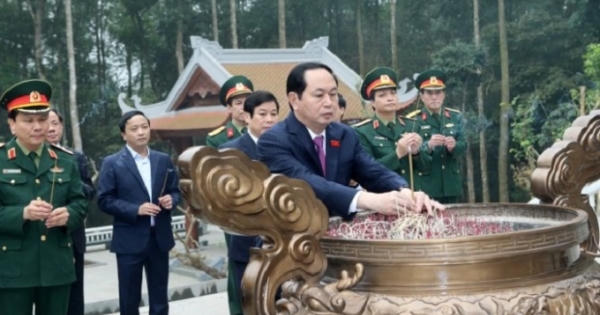 Chủ tịch nước dâng hương tưởng niệm Bác Hồ