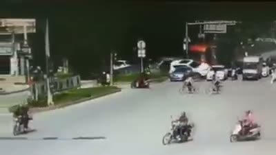Video: "Hung thần" container húc thẳng vào đoàn người từ phía sau khi đang chờ đèn đỏ