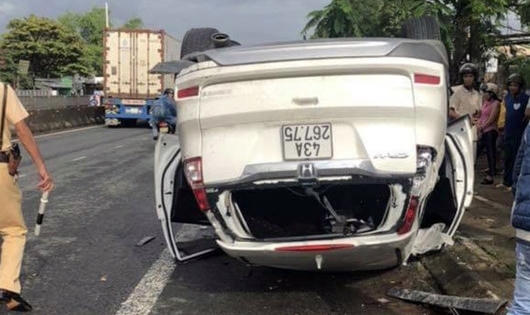 Bị tai nạn lật xe ô tô tại Huế, vợ một Phó Giám đốc Sở tại Đà Nẵng tử vong