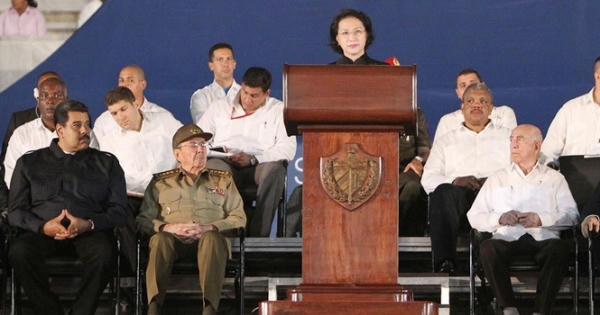 Chủ tịch QH Nguyễn Thị Kim Ngân dự lễ tưởng niệm lãnh tụ Fidel Castro