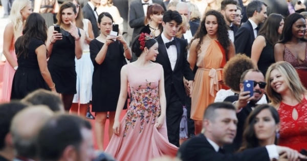 Lý Nhã Kỳ tựa như nữ hoàng mùa Xuân xuất hiện giữa giai nhân ở thảm đỏ Lý Nhã Kỳ tựa như nữ hoàng mùa Xuân xuất hiện giữa giai nhân ở thảm đỏ