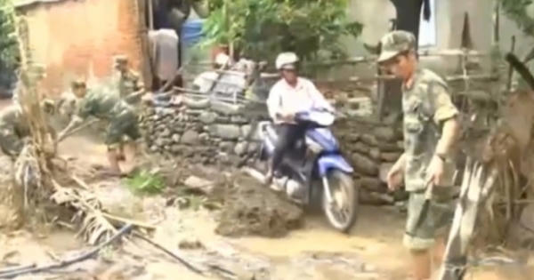 Tình quân dân nơi rốn lũ