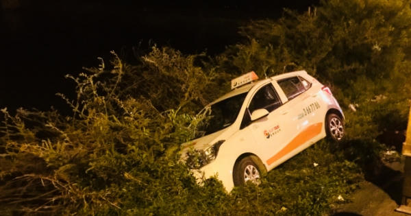 Huế: Tài xế taxi thoát nạn sau cú đánh lái