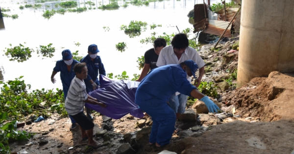 Thi thể trương phình, không danh tính trôi lềnh bềnh trên sông Sài Gòn