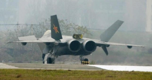 Trung Quốc chuẩn bị ra mắt chiến đấu cơ tàng hình J-20