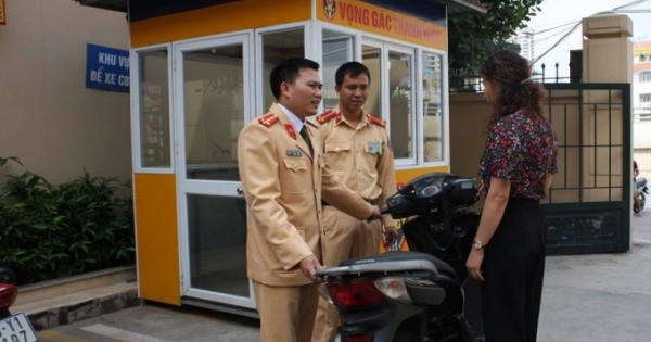 Hà Nội: Đội CSGT số 3 trao trả chiếc xe SH “vô chủ” bỏ ven đường