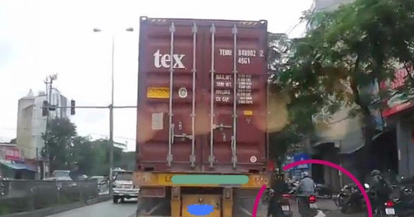 Clip: Ninja Lead thoát chết trong gang tấc khi cố vượt xe đầu kéo