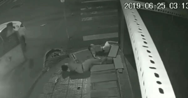 Clip: Tông chết cô gái ở TP.HCM, tài xế taxi xuống nhìn rồi bỏ đi gây phẫn nộ