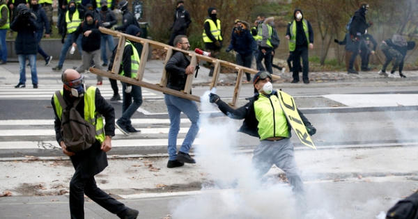 Pháp tiếp tục chìm trong bạo động, 140 người “Áo vàng” bị bắt