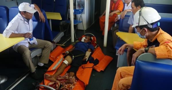 Cấp cứu ngư dân Quảng Ngãi vỡ xương hàm, gãy tay trên biển