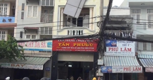 TP HCM: Biển quảng cáo rơi trúng dây điện, 3 người bị điện giật bất tỉnh