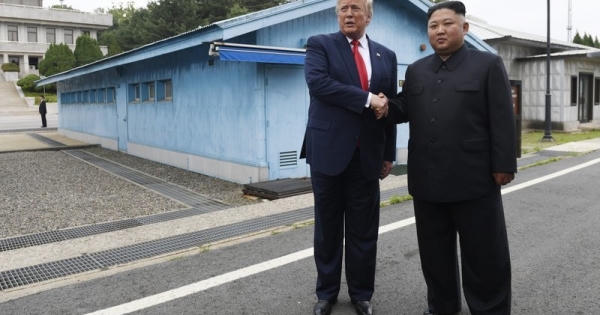 Cái bắt tay lịch sử tại biên giới hai miền Triều Tiên