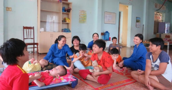 Những “người mẹ hiền” hết lòng săn sóc cho trẻ em khuyết tật, mồ côi