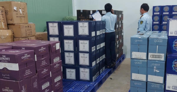 Hơn 2.600 chai rượu ngoại có dấu hiệu nhập lậu bị tạm giữ khi đang trên đường tiêu thụ