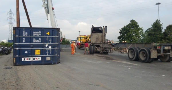 Lật xe container cầu vượt cửa ngõ TP HCM bị phong tỏa gần 3 tiếng