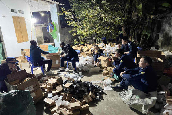 Lực lượng chức năng đột phá kho nước hoa, nhiều bất ngờ lộ diện