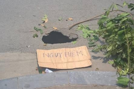 Thanh Hóa: Xuất hiện hố " tử thần" sâu hơn một mét ngay trung tâm thành phố