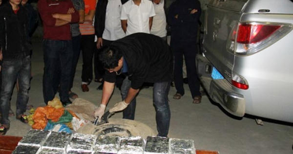 Bắt kẻ đi xe biển xanh giả vận chuyển 40 bánh heroin
