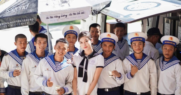 Á hậu Huyền My giao lưu, tặng sách cho chiến sĩ Vùng 4 Hải quân