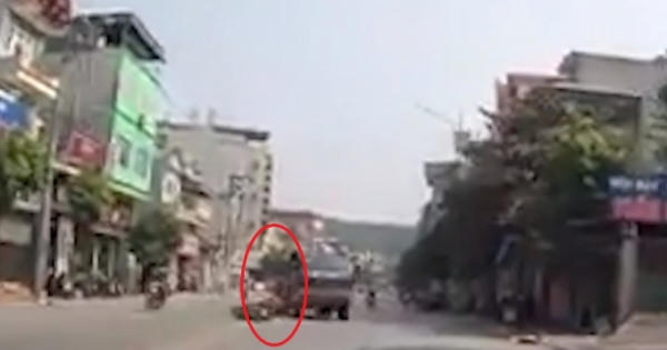 [Clip]: Đi sai làn đường, tài xế xe máy còn định hành hung người khác