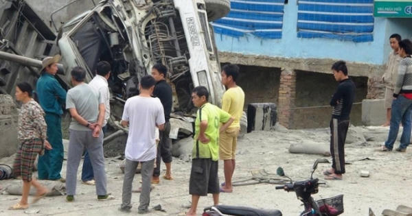Xe tải lao qua thành cầu khiến phụ xe tử vong, lái xe trọng thương