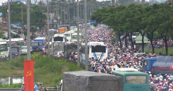 Người miền Tây hì hục “vượt sông” về quê nghỉ lễ