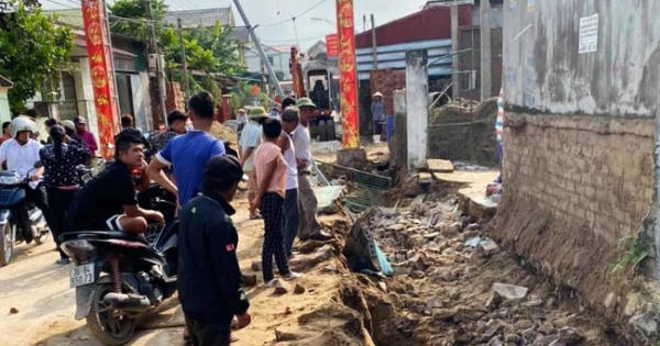 Nóng: Sập tường rào khi đào mương nước, hai người thương vong