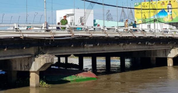 Sà lan bất ngờ chìm, 4 người nhảy ra ngoài thoát nạn