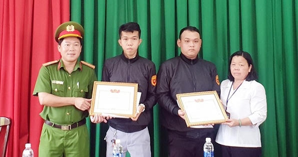 Trao giấy khen cho 2 thành viên Câu lạc bộ phòng chống tội phạm Trao giấy khen cho 2 thành viên Câu lạc bộ phòng chống tội phạm