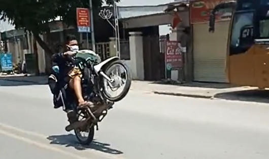 Công an triệu tập nhóm “quái xế” khoe chiến tích bốc đầu lên mạng xã hội