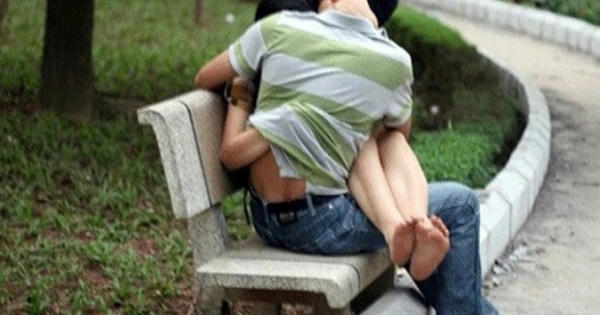 Gia tăng quan hệ tình dục nơi công cộng: Dễ dãi, lệch chuẩn văn hóa