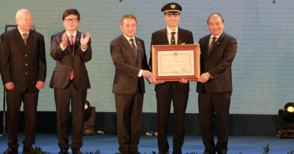 Đoàn Bay 919 của Vietnam Airlines kỷ niệm 60 năm thành lập và đón nhận Huân chương Độc lập hạng Nhì Đoàn Bay 919 của Vietnam Airlines kỷ niệm 60 năm thành lập và đón nhận Huân chương Độc lập hạng Nhì