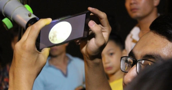 Người dân Thủ đô thích thú ngắm “siêu trăng” Người dân Thủ đô thích thú ngắm “siêu trăng”