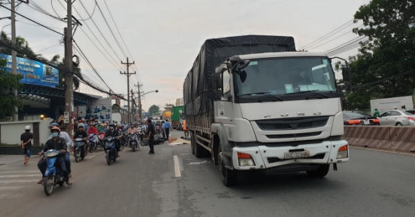 Bình Dương: Va chạm với xe tải, hai vợ chồng tử vong thương tâm