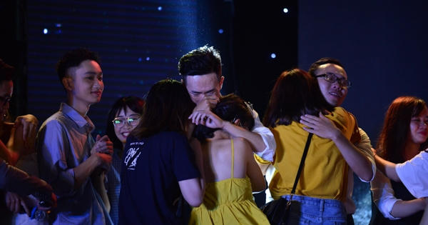 Sinh viên Báo chí khóc nghẹn trong đêm nhạc 'Phút cuối'