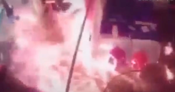 Clip: Kinh hoàng cảnh tượng gã đàn ông tưới xăng, thiêu rụi tiệm spa, nhiều người hoảng hồn bỏ chạy