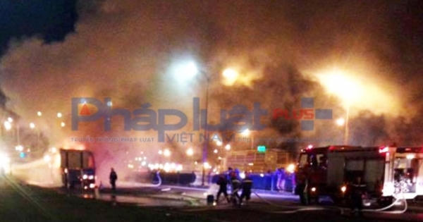 Nam Định: Ô tô khách bùng cháy dữ dội, khói lửa đỏ rực Quốc lộ 10
