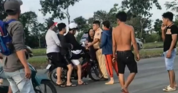 Bắt khẩn cấp hai đối tượng hành hung cảnh sát giao thông ở TP HCM Bắt khẩn cấp hai đối tượng hành hung cảnh sát giao thông ở TP HCM