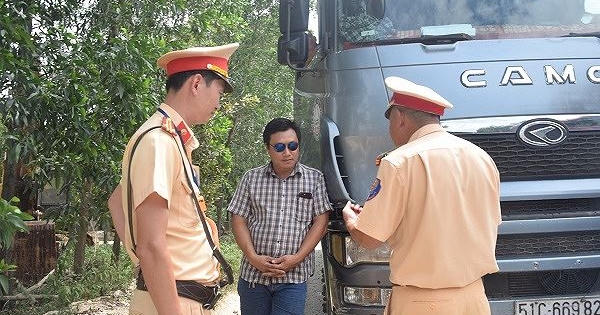 Điều khiển xe quá tải, tài xế hung hăng đe doạ CSGT