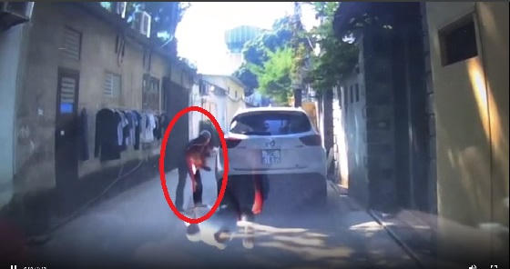 [Clip]: Ô tô bị chọc thủng lốp vì... đỗ xe chắn lối đi