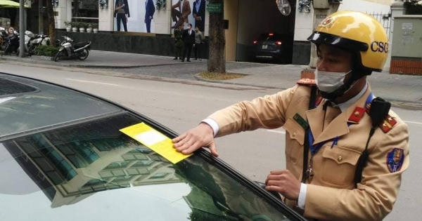 166 trường hợp vi phạm trong ngày đầu CSGT Hà Nội dán phiếu phạt nguội