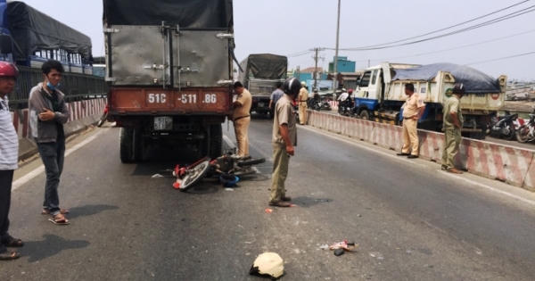 Hai thanh niên bị cán thương vong vì chạy xe máy vào làn ôtô