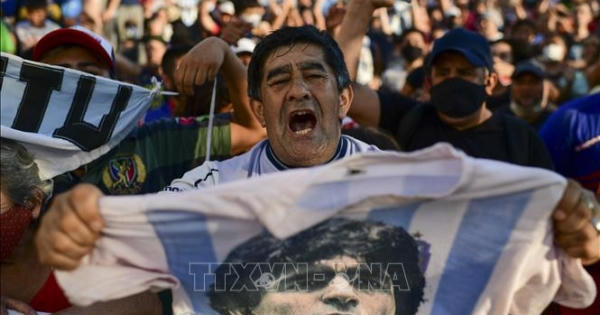 Hàng vạn người hâm mộ Argentina xếp hàng, tiễn biệt huyền thoại Maradona
