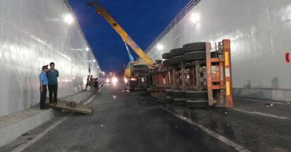 Xe container lại "phơi bụng" trong hầm chui Mỹ Thủy