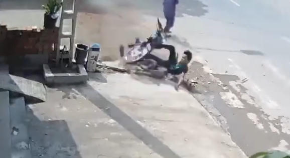 Hãi hùng nam thanh niên đâm lên vỉa hè khi tránh người sang đường Hãi hùng nam thanh niên đâm lên vỉa hè khi tránh người sang đường