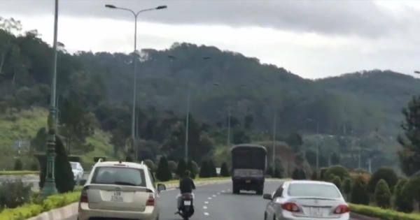 Clip: Phẫn nộ nam thanh niên đi xe máy đánh võng trên đường