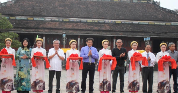 Khai mạc triển lãm “Thơ trên kiến trúc cung đình Huế qua nghệ thuật Trúc Chỉ” Khai mạc triển lãm “Thơ trên kiến trúc cung đình Huế qua nghệ thuật Trúc Chỉ”