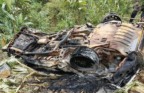 Lai Châu: Ôtô biển xanh bốc cháy sau khi lao xuống vực, 4 người thương vong