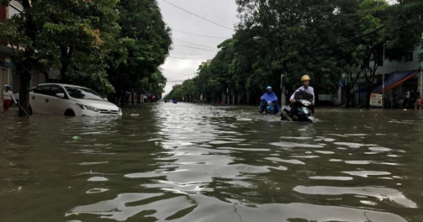 Chùm ảnh - Người dân TP Vinh bì bõm "bơi" trong biển nước sau mưa lớn