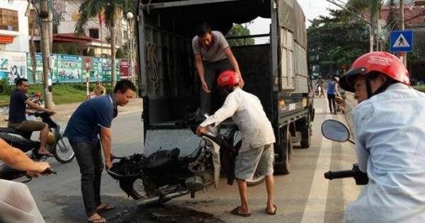 Hà Giang: Xe máy Dream bất ngờ bốc cháy khi đang lưu thông Hà Giang: Xe máy Dream bất ngờ bốc cháy khi đang lưu thông